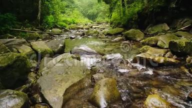 山河或溪流流经森林.. 水在<strong>大</strong>石头上<strong>沸腾</strong>。 生态和清洁环境